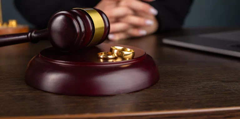 Młot sędziowski i&nbsp;obrączki