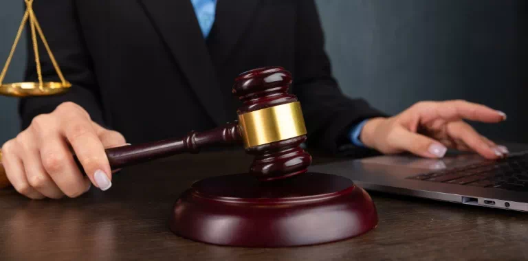 Sędzia trzymająca młotek