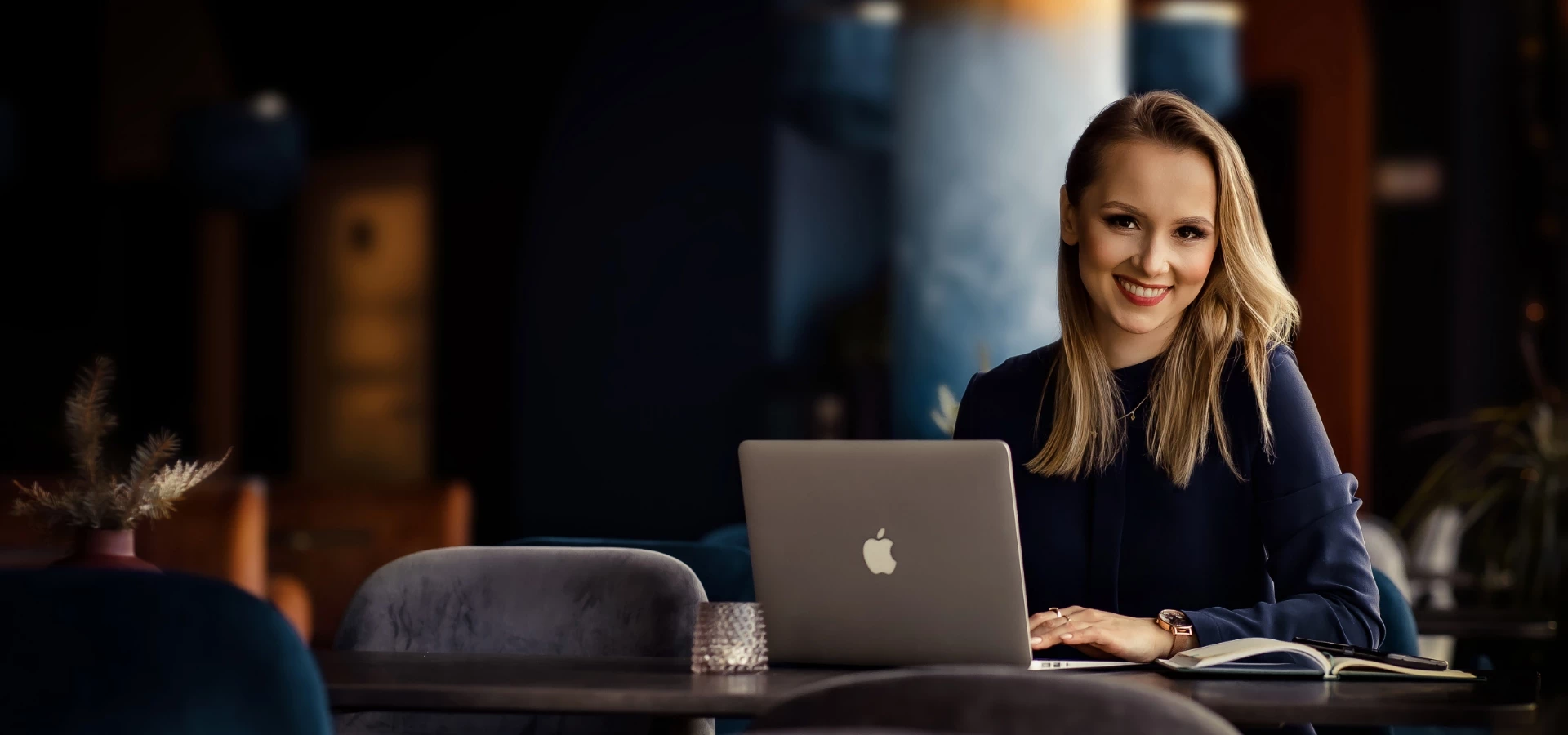 Kobieta pracująca na&nbsp;laptopie